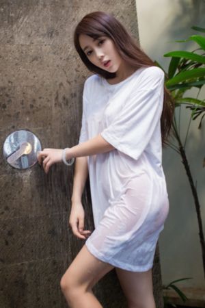 老赵抱着媛媛在厨房做视频播放